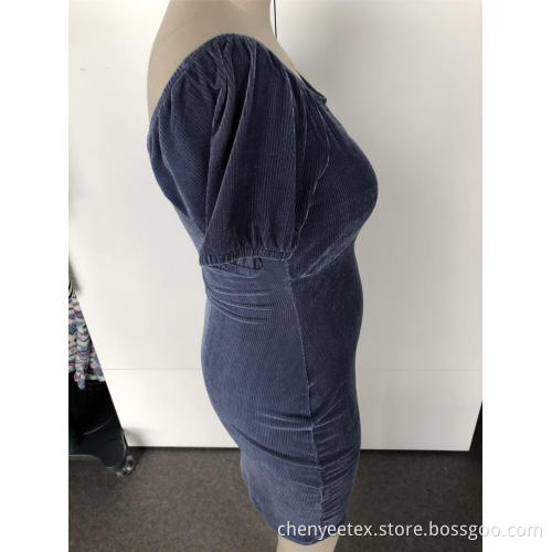 Kleid mit tiefem Hals und kurzen Ärmeln